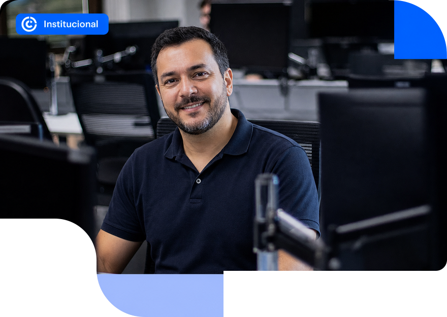 Profissional da Custom Sistemas em ambiente de tecnologia
