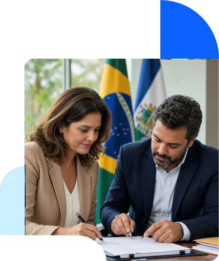 Gestores revisando um contrato administrativo