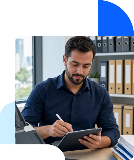 Profissional assinando documentos digitalmente